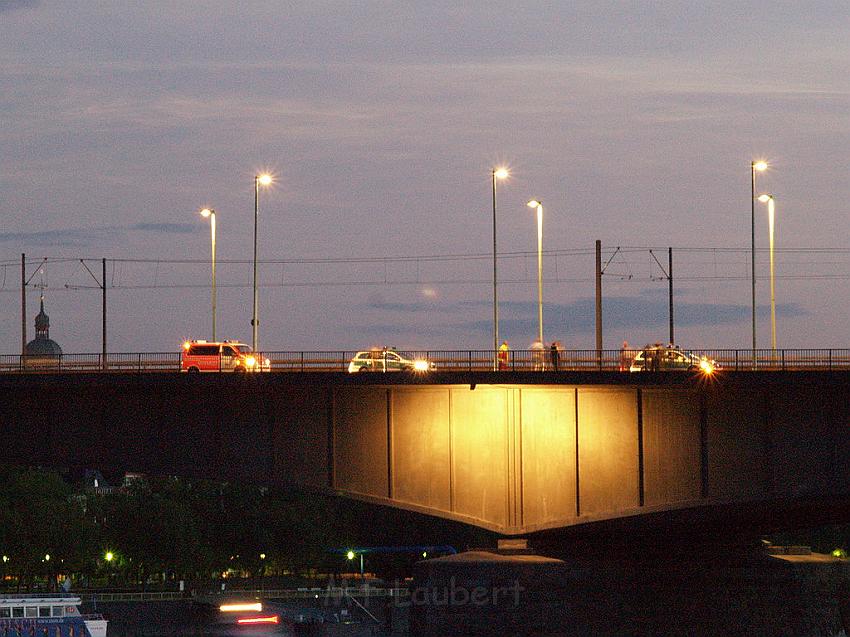 Lebensmueder mit Pistole Koeln Deutzer Bruecke P71.JPG